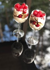 fit deser śniadanie maliny jogurt musli raspberries fruit fit dessert breakfast glass © GregStu