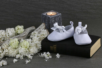 Bibel mit Babyschuhen