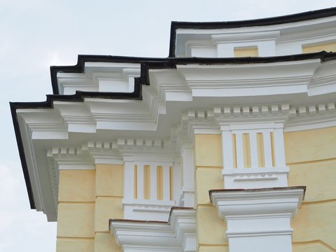 Baukunst - renovierte Fassade mit Pfeilern und Dachsims