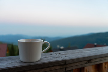 Kaffee-Tasse vor Berg-Panorama