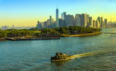 Panorama von Manhattan am frühen Morgen - Skyline ist im Dunst und von der Sonne angestrahlt.
