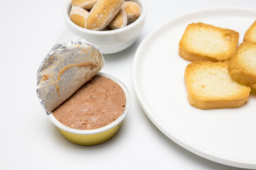 Tarrina de paté unipersonal para un comensal, con pasas