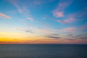Weiter Blick über das Meer während die Sonne untergeht