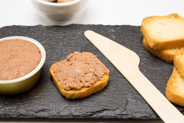 Mini tostada untada de paté con pasas 