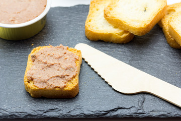Mini tostada untada de paté con pasas 
