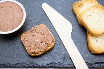 Mini tostada untada de paté con pasas 