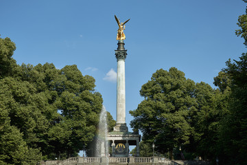 Obraz premium Golden angel of peace statue on a column against blue sky in Munich, Germany