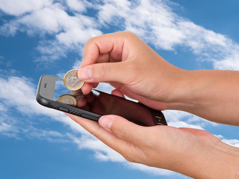 Femme alimentant son compte en ligne
