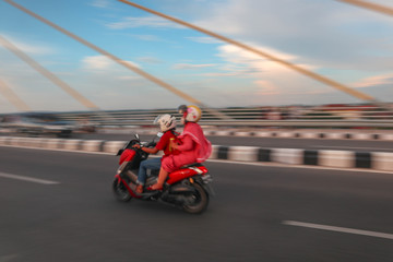 Obraz premium couple motorcycles on the road. panning