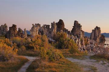  Shallow lake, picturesque reefs Tufa