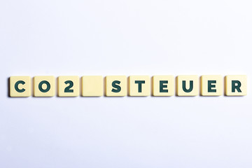 Co2 Steuer in Buchstaben auf weißem Hintergrund