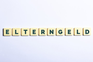 Elterngeld in Buchstaben auf weißem Hintergrund