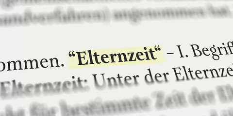 Elternzeit im Buch mit Textmarker markiert