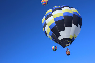飛び立つ複数の熱気球
