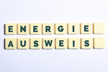 Energieausweis in Buchstaben auf weißem Hintergrund
