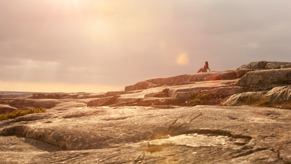 Silhouette einer Frau an der Schwedischen Schärenküste