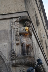 eine Statue mit einem Kelch