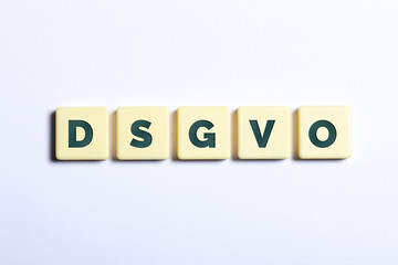 Das Wort DSGVO in Buchstaben auf weißem Hintergrund