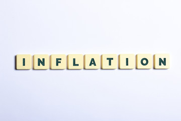 Das Wort Inflation in Buchstaben auf weißem Hintergrund