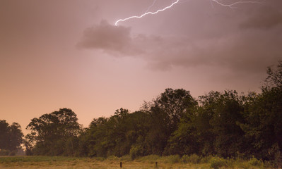 Pioruny na nocnym niebie