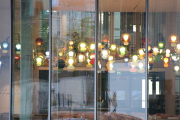 Lichtkugeln hinter Glas