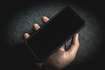 Una mano sujetando un teléfono móvil