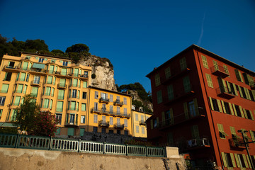 Des immeubles en plein soleil