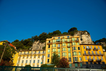 Un batiment sur le rocher