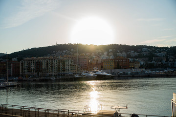 Le soleil tape sur le port