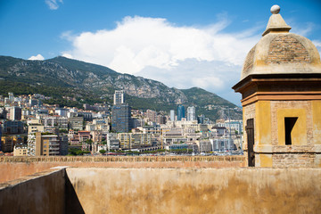 Un muret face au paysage de Monaco