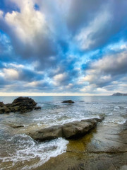 Amanecer nublado sobre el mar.