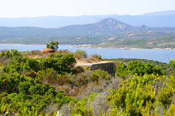 Fototapeta na wymiar Bunker protégeant Bonifacio, élément de la ligne Maginot, défense de la Corse du Sud