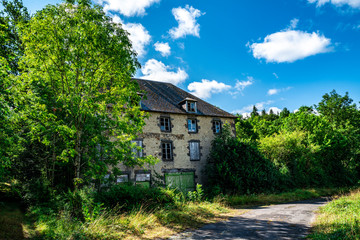 Obraz premium maison ancienne délabrée envahie par la végétation