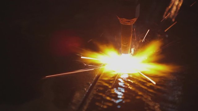 Industrial workshops where structures and boilermaking, equipment and tanks are manufactured for oil & gas, mining, renewable energy, shipbuilding, viaducts, shipbuilding and industrial plants.