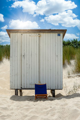 Strandhaus mit Stuhl im Sonnenlicht