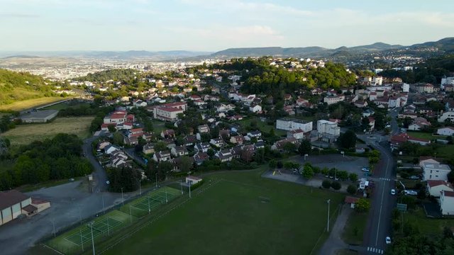 Vue a&eacute;rienne travelling avant au-dessus de la ville de Durtol &agrave; c&ocirc;t&eacute; de Clermont Ferrand
