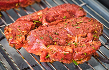 Lecker gewürztest Lammsteak auf dem Grill