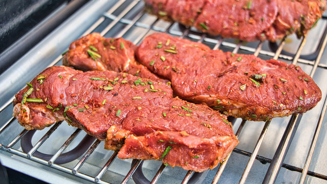 Lecker gew&uuml;rztest Lammsteak auf dem Grill