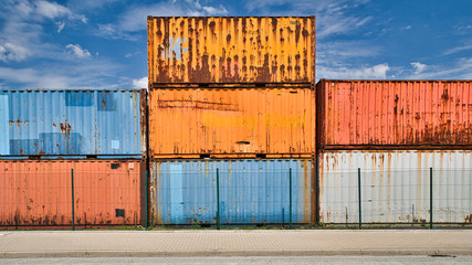 Alte rostige Container im Industriehafen