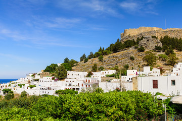 Fototapeta premium Zwiedzanie Grecji. Wioska Lindos i zamek Lindos, wyspa Rodos, Dodekanez, Grecja