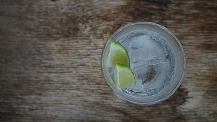 ライム入りグラス