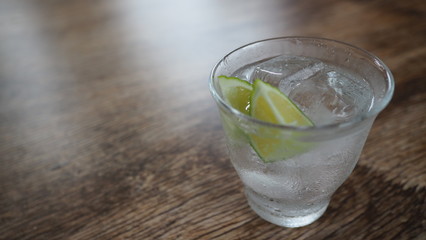 ライム入りグラス