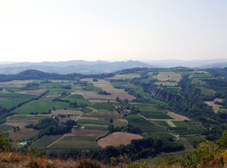 Fototapeta na wymiar scenico panorama delle campagne coltivate in emilia romagna , in italia