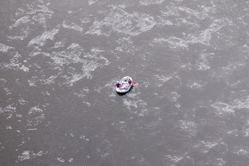 Obraz premium Bird's eye view of an inflatable boat on the water