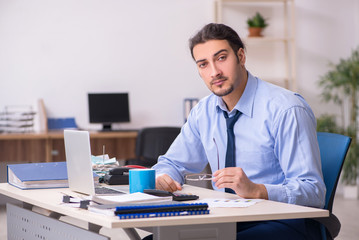 Obraz premium Sick male employee suffering at workplace