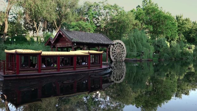 barquito cruzando r&iacute;o en Jinan China