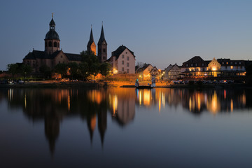 Fototapeta na wymiar Seligenstadt am Main mit Basilika bei Abendbeleuchtung