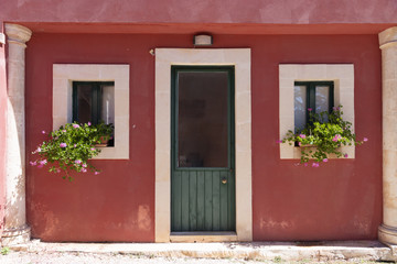 scorcio di casale siciliano con finestre ed entrata