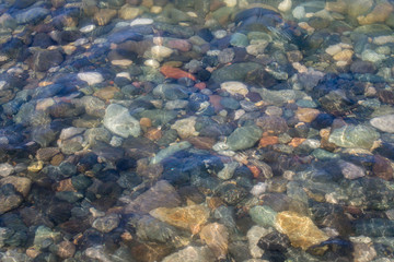 камни в воде