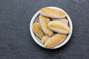 picos, artesanos palitos de pan con aceite de oliva